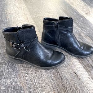 Size 6.5 Croft and Barrow black ankle boots with buckle on side, comfy and cute.